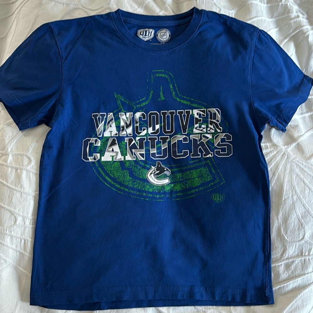 NHL Canucks T Shirt
